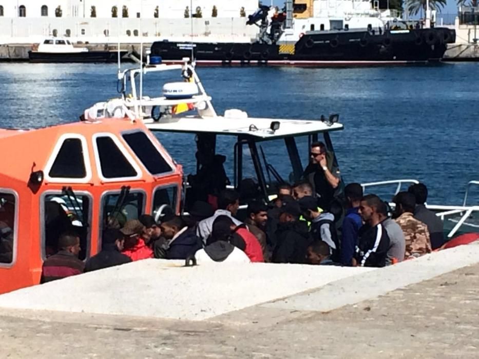 Llega una patera al puerto de Málaga