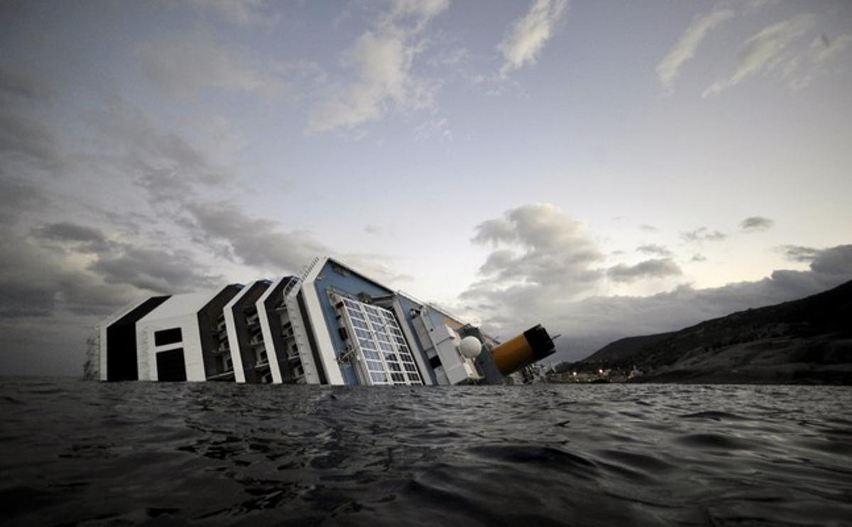 El hundimiento del crucero Costa Concordia en la costa de la isla Giglio que se hundió a principios de año y causó la muerte de 32 personas.