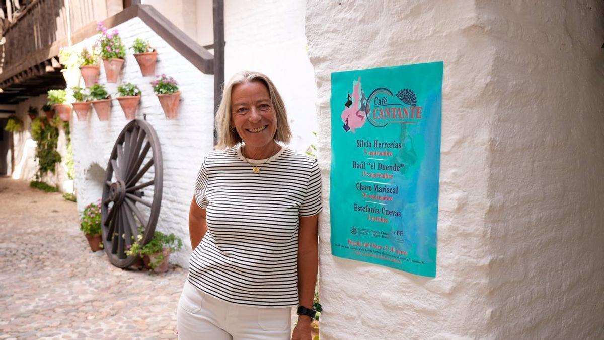 Isabel Albás, con el cartel del nuevo ciclo de 'Café Cantante'.