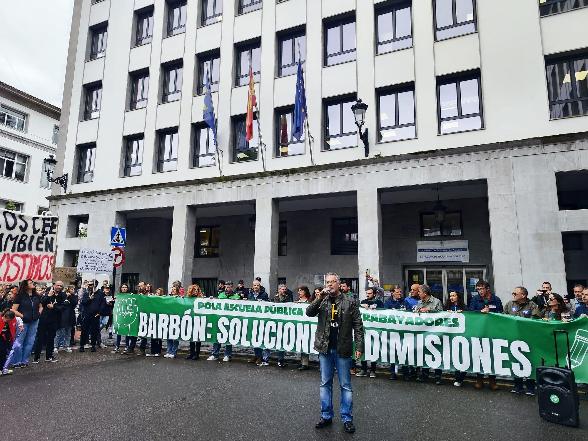 EN IMÁGENES: una gran columna de profesores ataviesa Oviedo para pedir soluciones tras la dimisión de Lydia Espina