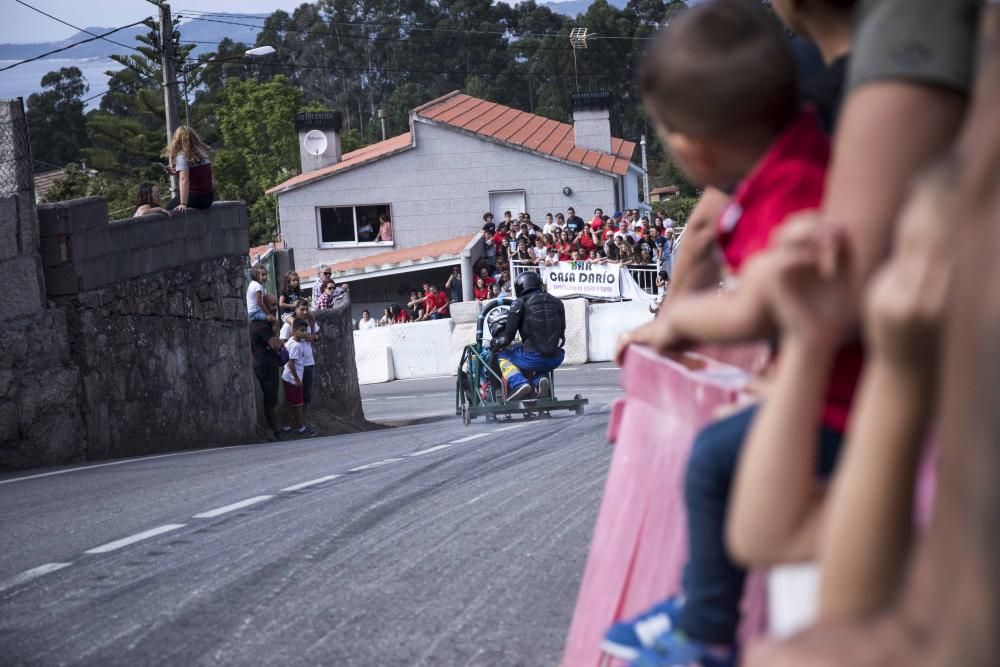 Cincuenta carros de bolas animan a toda velocidad las carreteras de Valladares ante una multitud de espectadores.