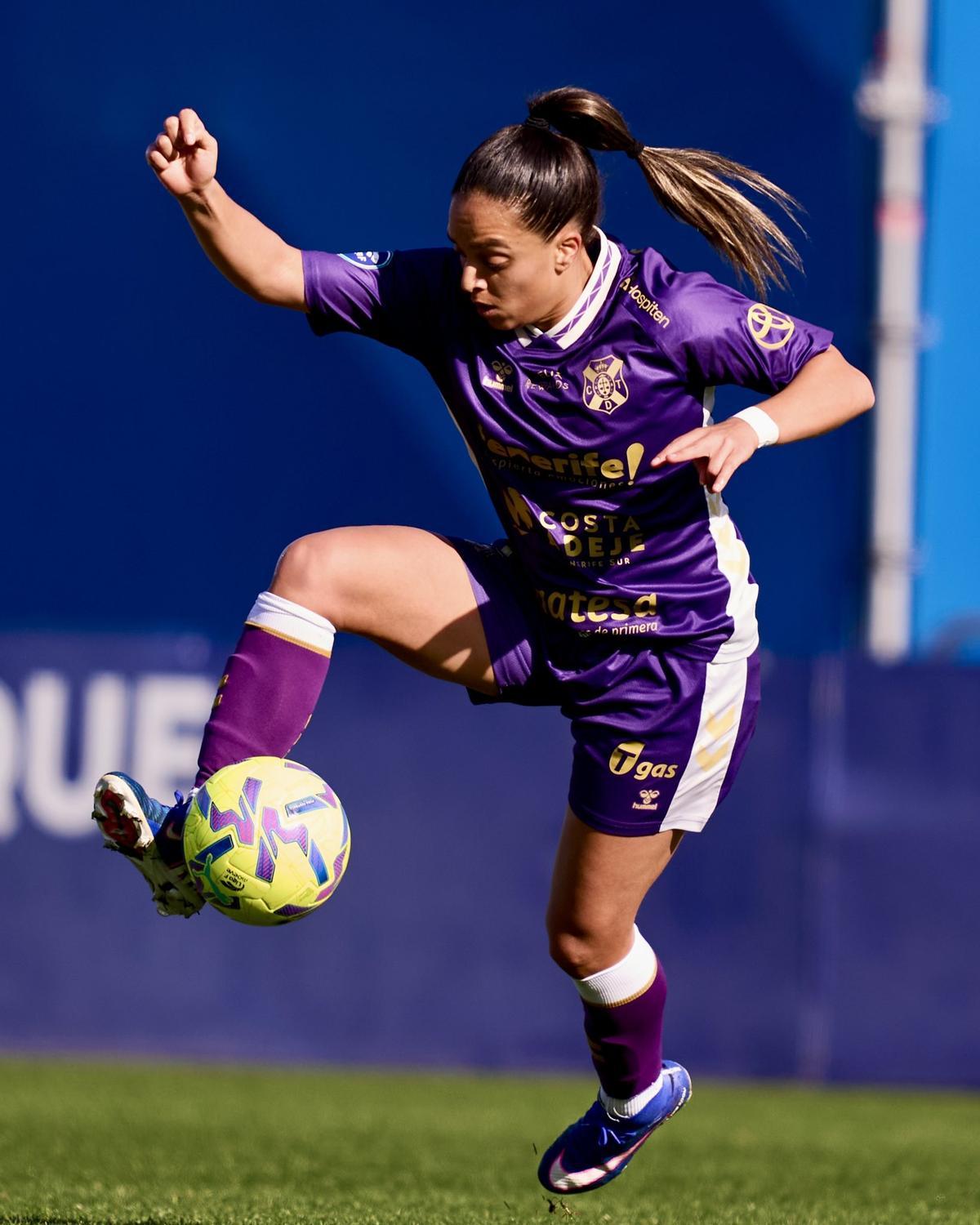 Sakina controla el balón durante el partido.