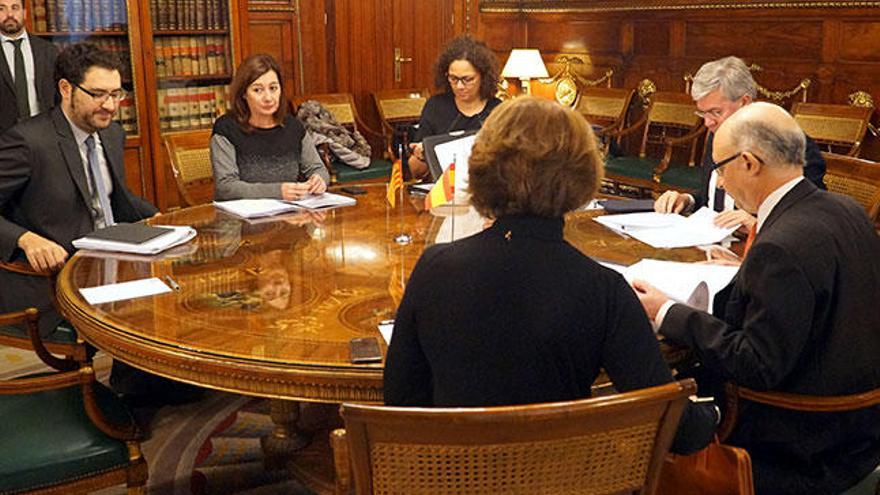 Francina Armengol y Cristóbal Montoro, con la delegación balear y la del Ministerio, durante la reunión.