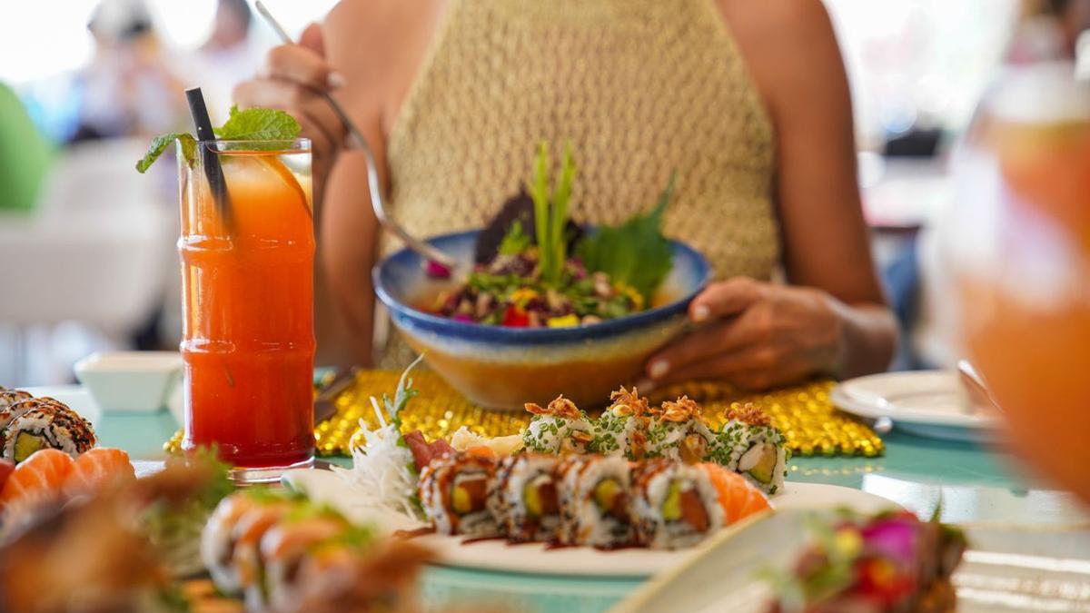 Gastronomía asiática y mediterránea se dan la mano en el restaurante. | FOTOS: TANIT BEACH IBIZA