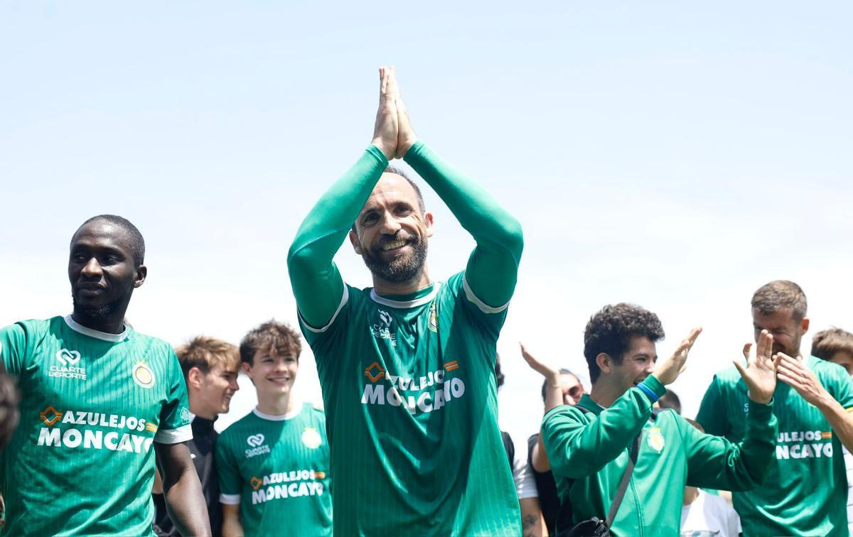 Íñigo Pérez agraece a la afición tras la victoria.