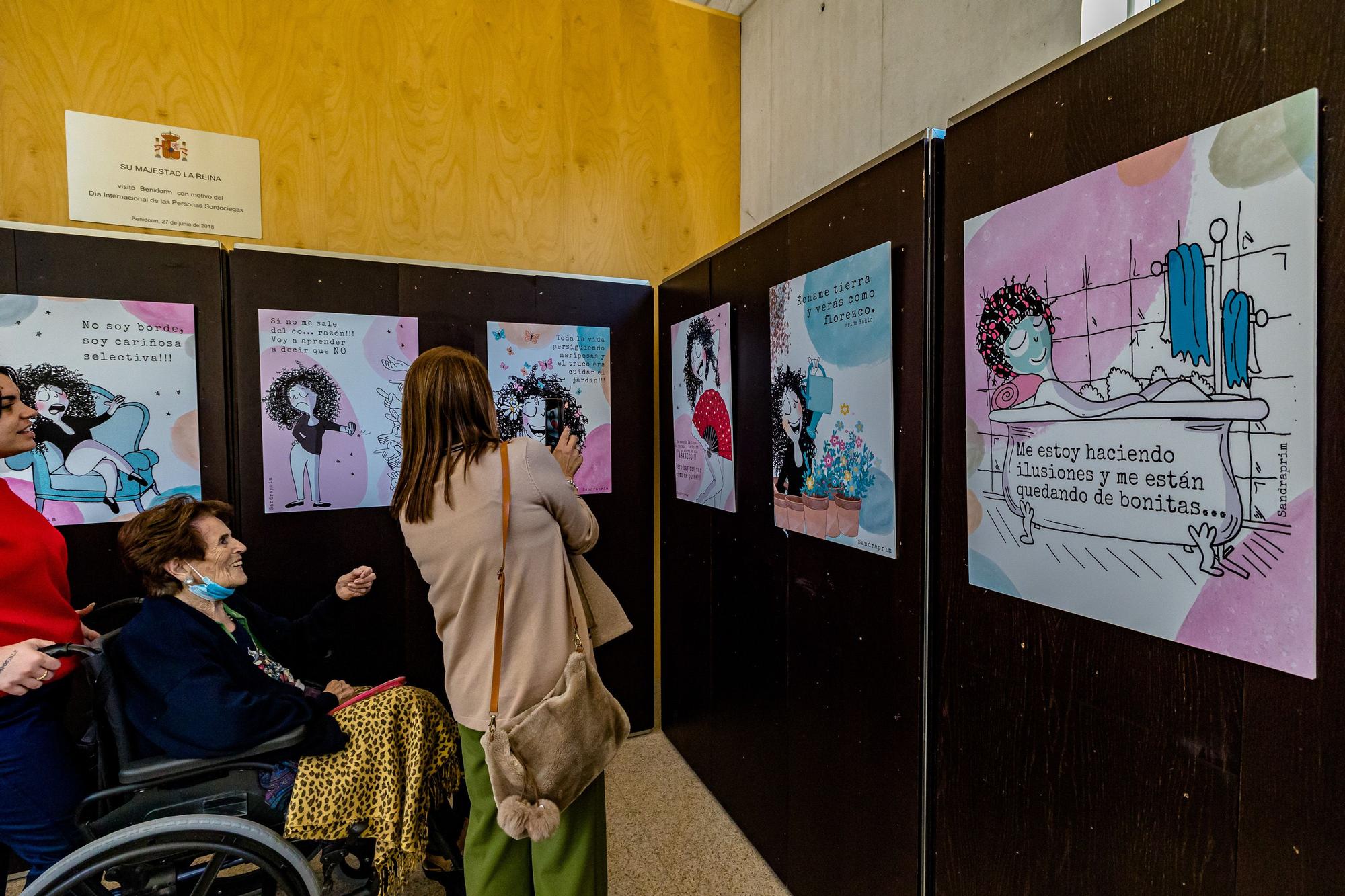 Pancartas en la calle y arte hecho por mujeres para conmemorar el 8M en Benidorm