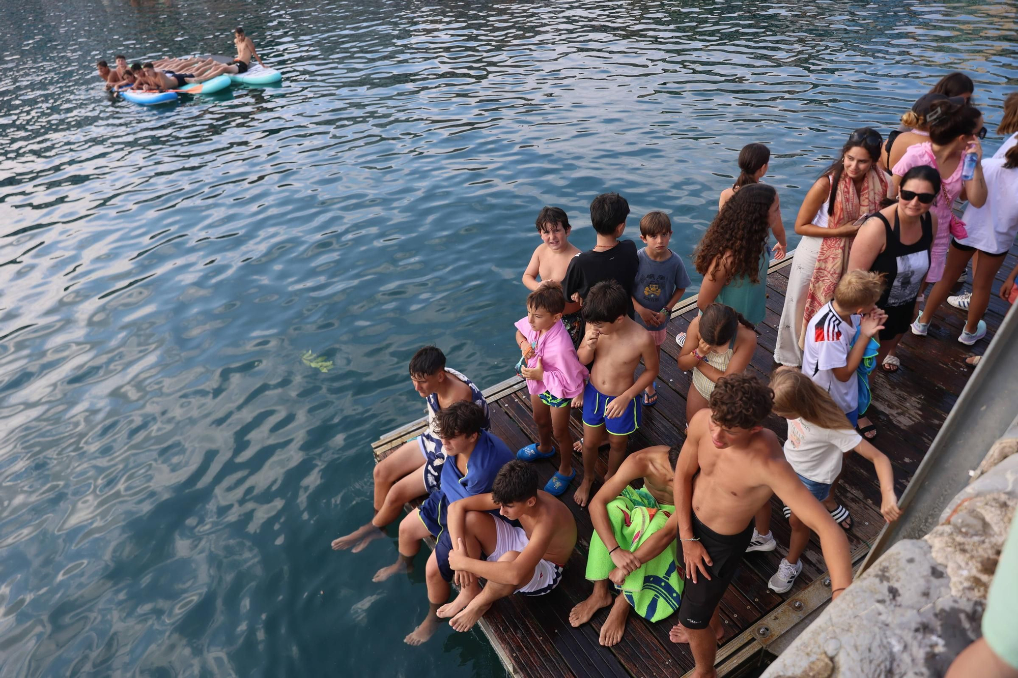 EN IMÁGENES: La multitudinaria cita de la cucaña en el Carmen de Luanco