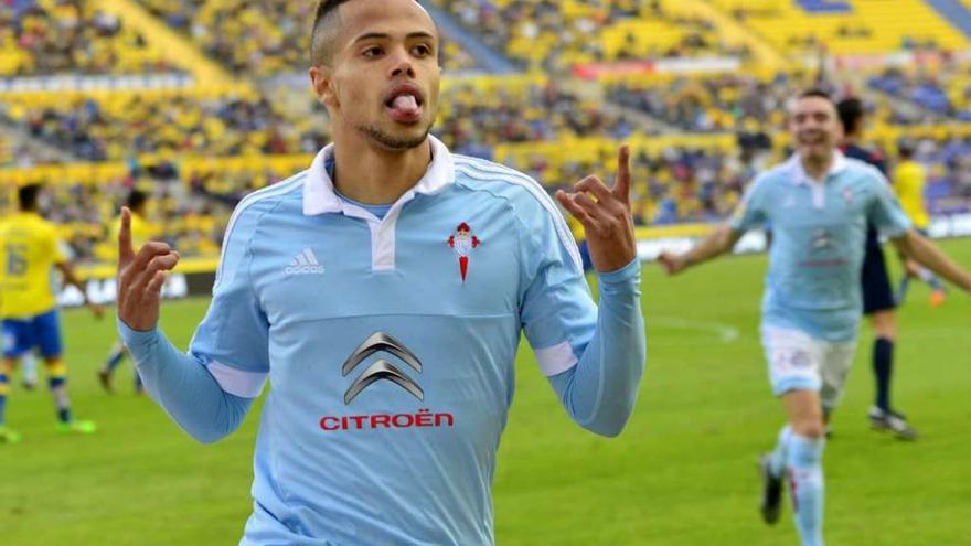 Thèo Bongonda celebra el gol con el que el Celta se adelantó en el marcador. // LOF