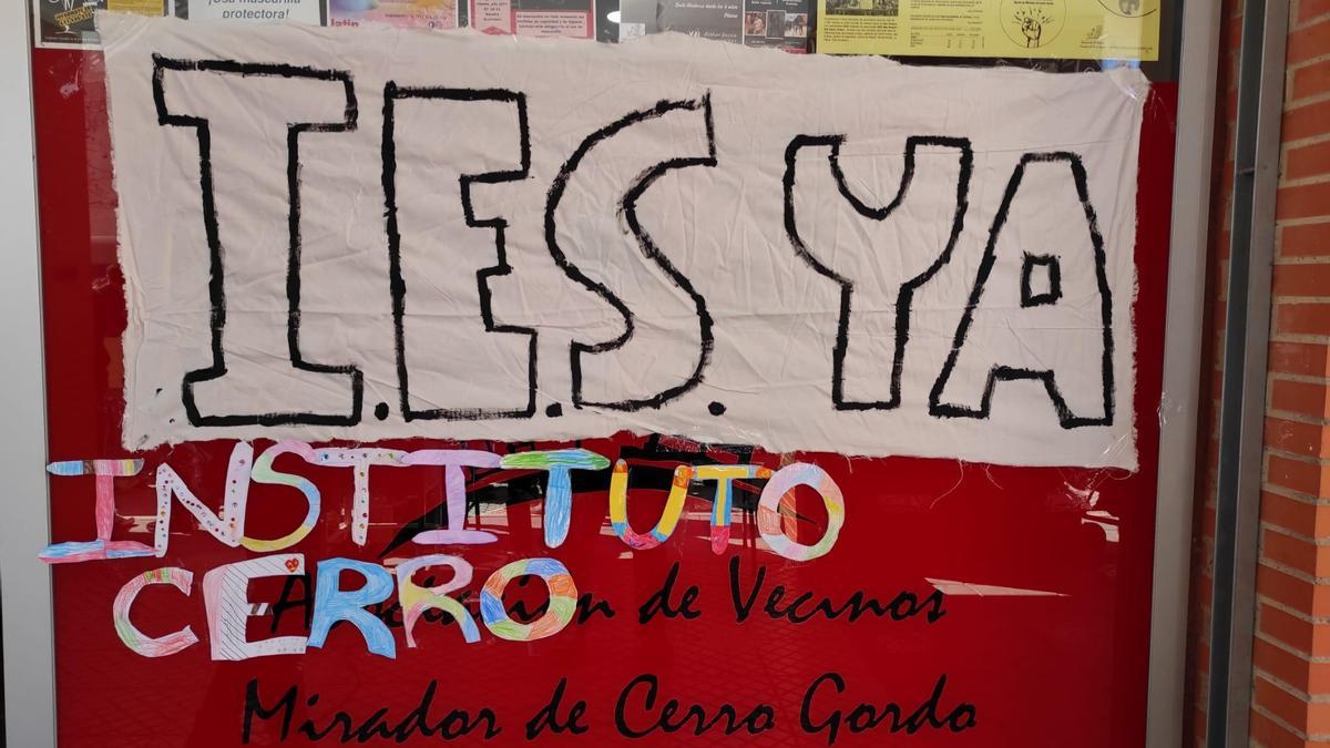 Cartel reivindicando el instituto en la fachada de la sede de la Asociación de Vecinos de Cerro Gordo.