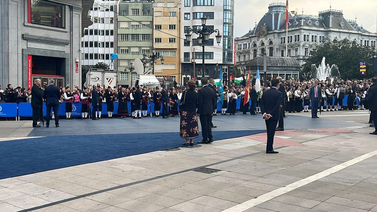 Alfredo Canteli y Ana Isabel Fernández, ya preparados para la llegada de la Familia Real