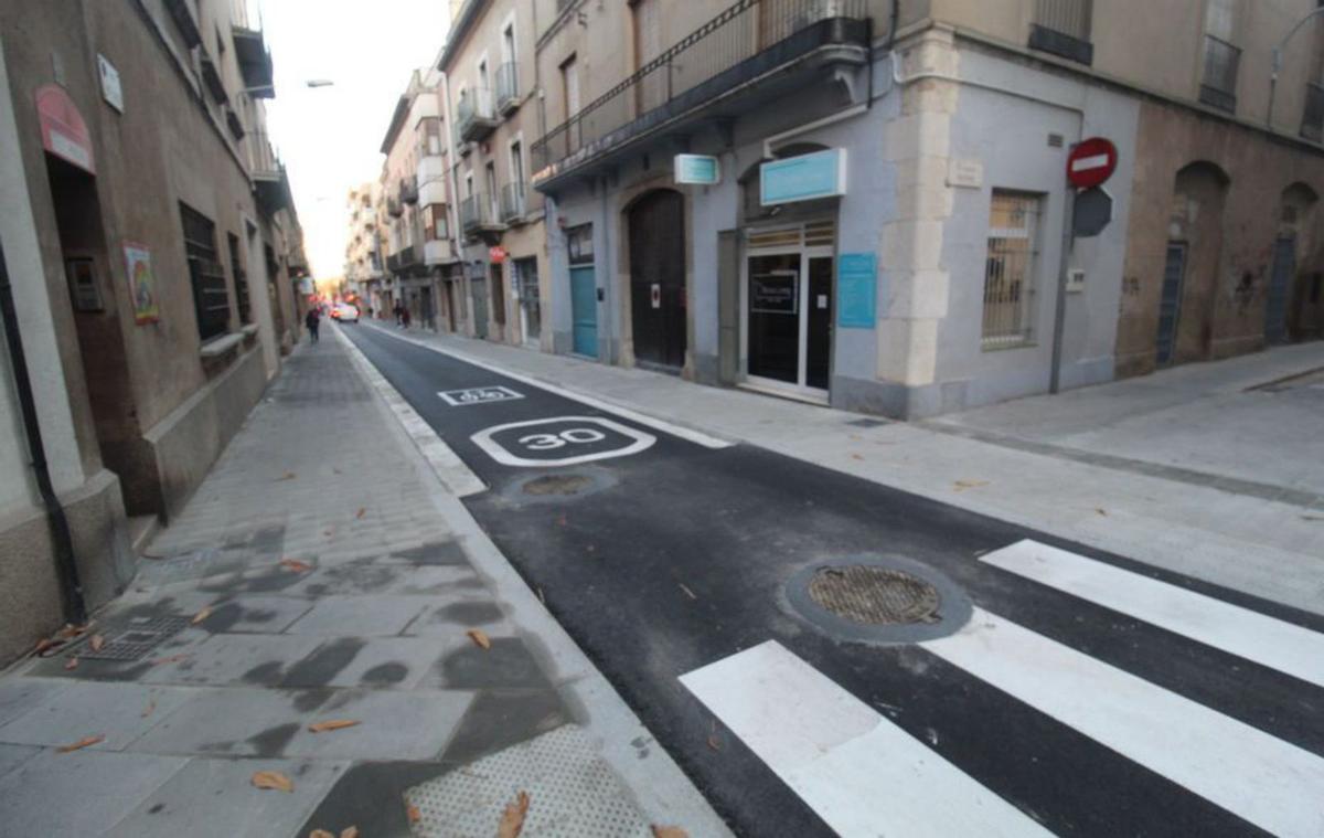 El mateix tram de carrer amb la nova pavimentació. | VÍCTOR SUBIRÓS