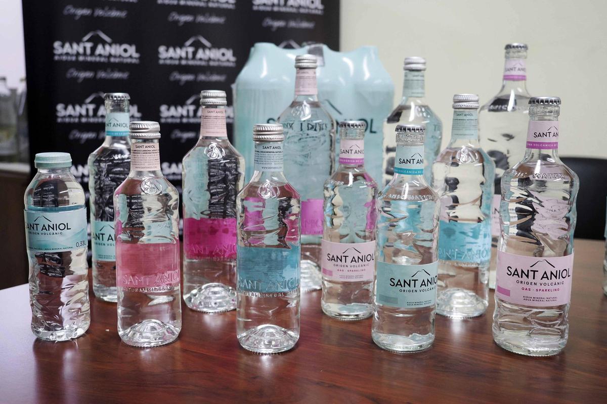 Ampolles de Sant Aniol amb el nou disseny.