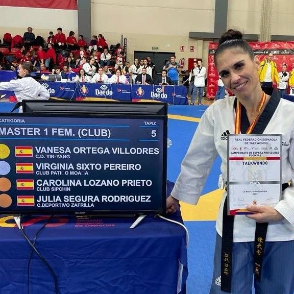 Virginia Sixto con su medalla y diploma de subcampeona de España, solo superada por la actual campeona del mundo.
