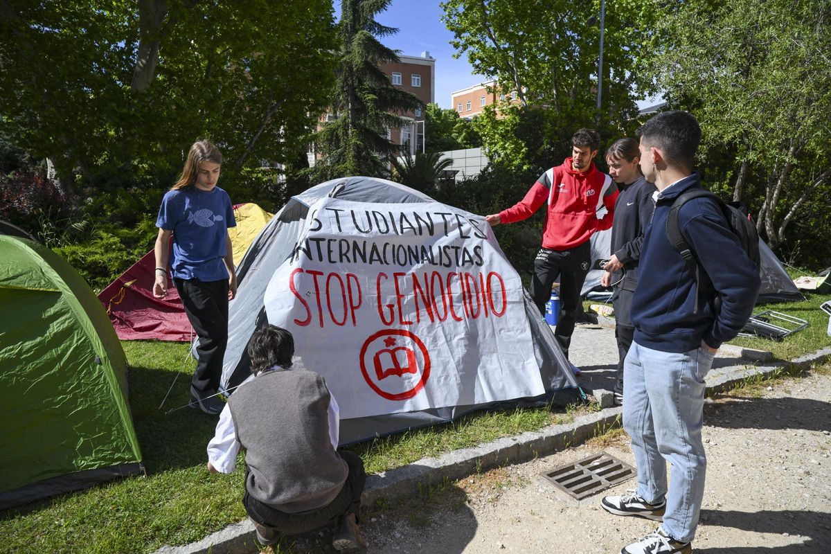 Estudiantes de la Complutense acampan en el campus de Ciudad Universitaria en Madrid, en apoyo a Palestina.