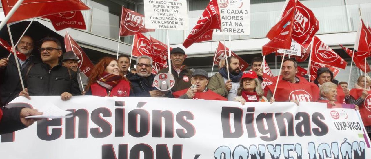 Manifestación de CC OO y UGT por las &quot;pensiones dignas&quot; ayer en Vigo // Alba Villar