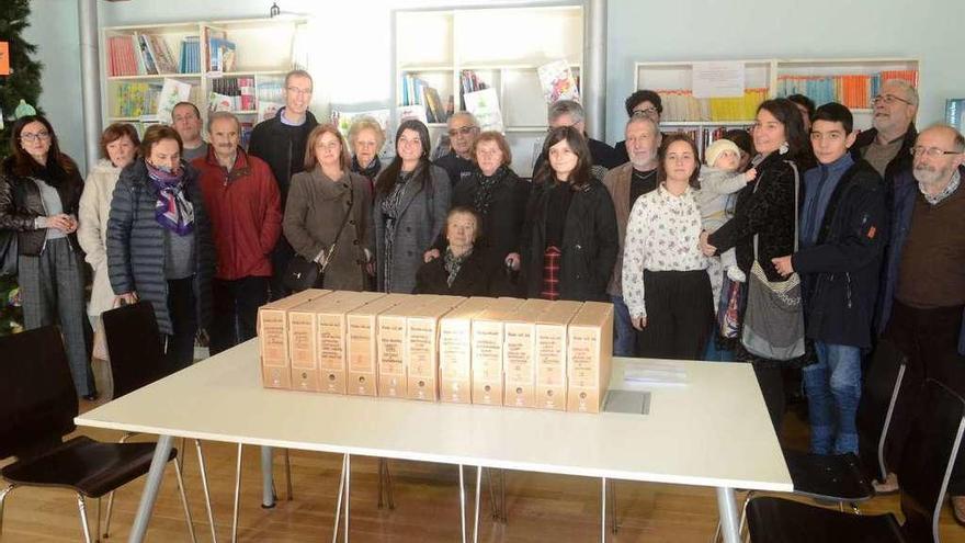 Familiares y amigos del grovense asistieron ayer al acto de entrega de todo el material recopilado con piezas del intelectual grovense. // N.P.