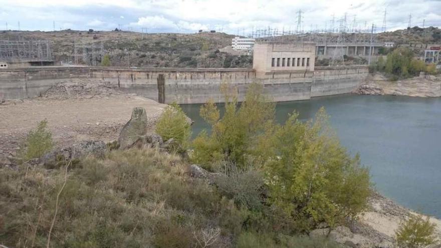 Presa de Ricobayo e instalaciones del complejo hidroeléctrico de Iberdrola en el Esla.