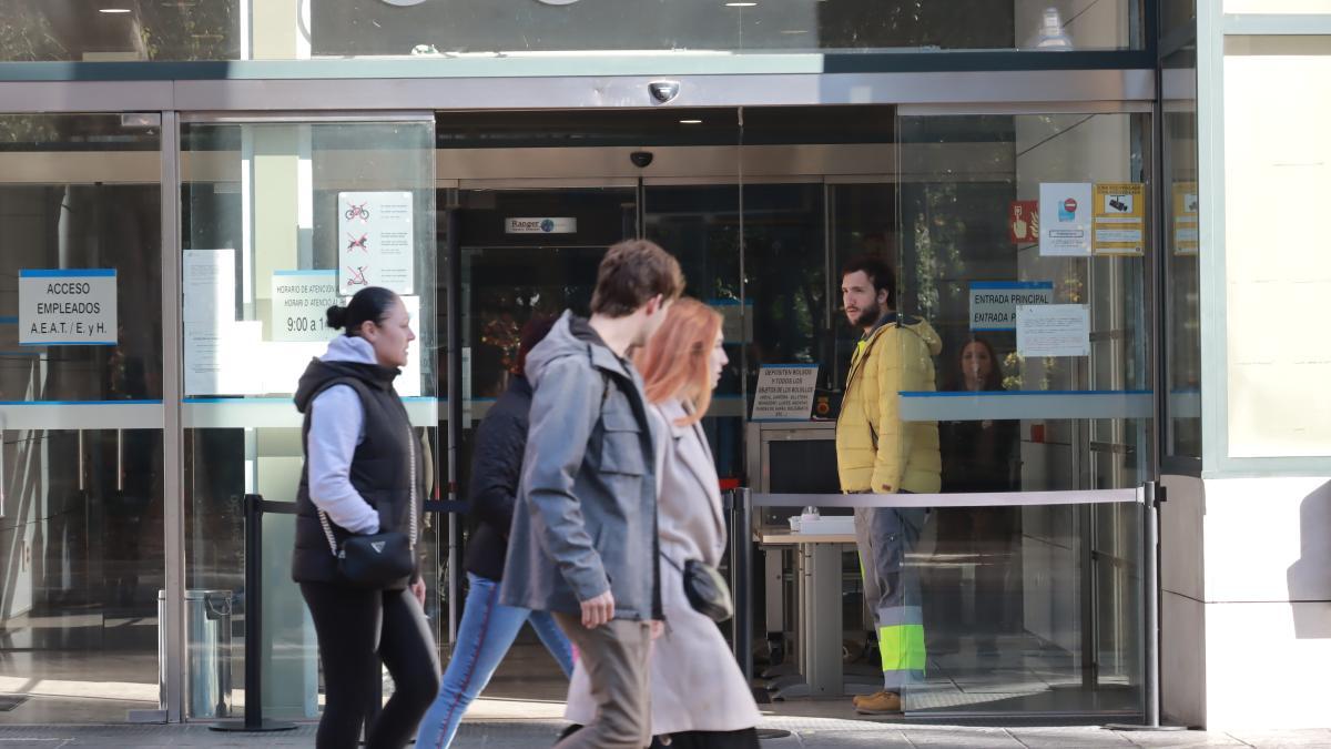 Ciudadanos a las puertas de la oficina de la Agencia Tributaria situada en el paseo Ribalta de Castelló.