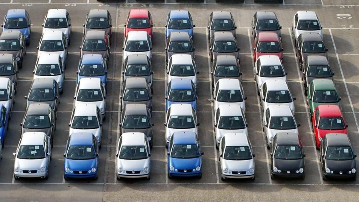 Vehículos coches en el puerto de Barcelona.