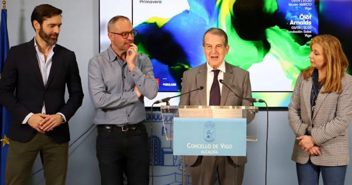 Caballero, con Campos (a su dcha.) y los concejales Gómez y Lago. | FDV