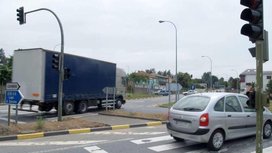 Vehículos circulan por el cruce de A Rocha, en Cambre.