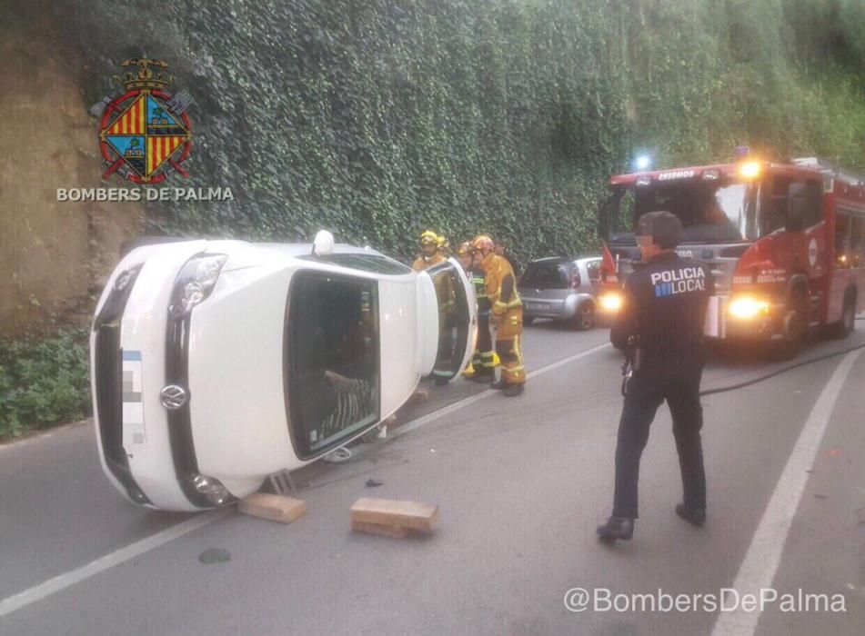 Los Bombers de Palma rescatan a una mujer atrapada en su vehículo
