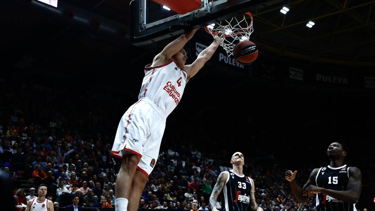 Pradilla hace un mate en el partido ante la Virtus de Bolonia