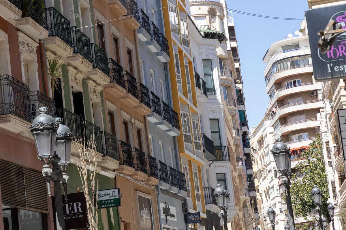 Bloque de apartamentos turísticos en una calle céntrica de Alicante.