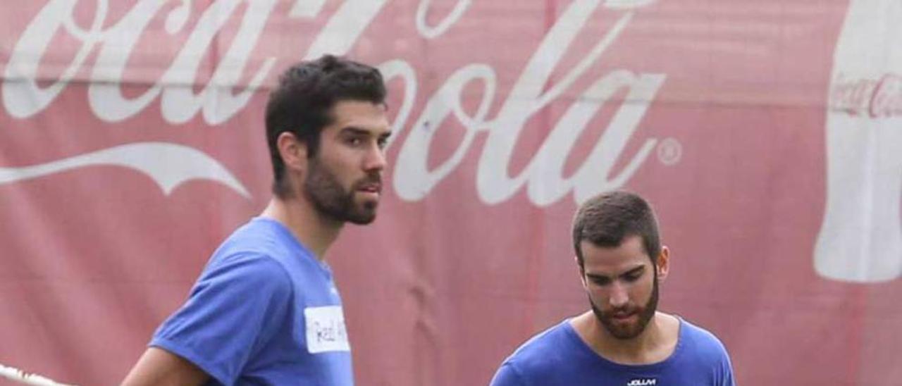 Marcos Torres, con el balón, y Nacho Méndez.