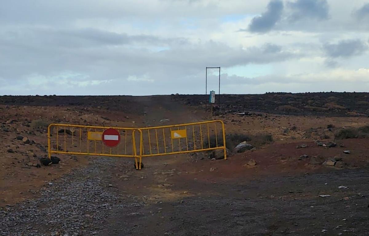Cierre del acceso a Los Charcones y el hotel abandonado en Playa Blanca, por el mal estado del mar debido a la borrasca Claudia
