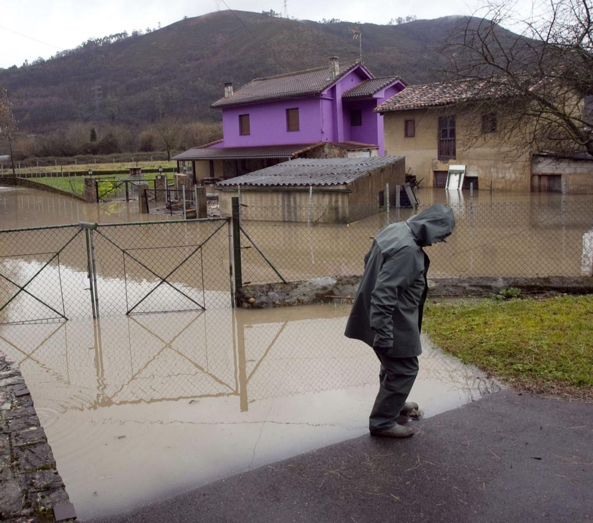 Inundaciones en Bueño provocadas por el desbordamiento del río Nalón en una imagen de archivo. | Miki López