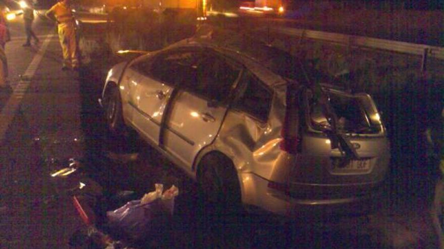 El coche siniestrado durante la madrugada de ayer en el kilómetro 239 a la altura de Villalpando.