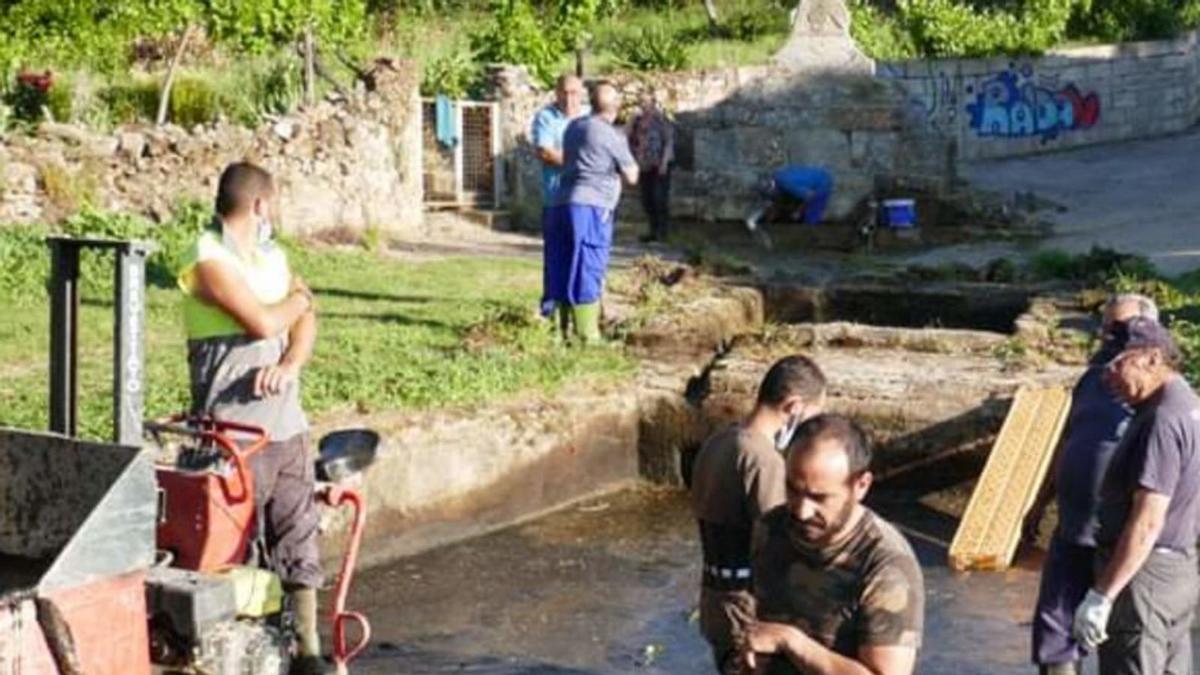 Vecinos de Figueruela ayudan en la limpieza de las fuentes. | Ch. Sebastián