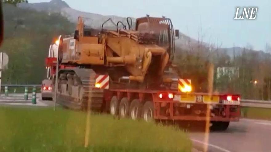 Una máquina especial ya trabaja en la retirada del argayo de Caso