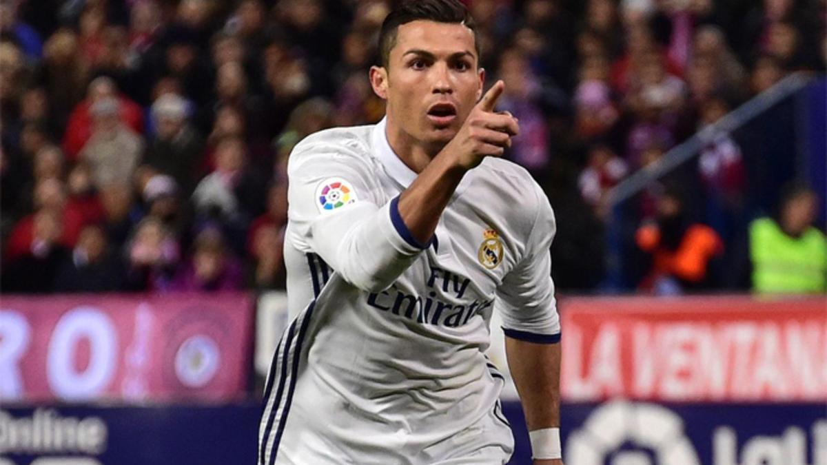 Cristiano Ronaldo celebra uno de sus tres goles en el Atlético - Real Madrid de LaLiga 2016/17