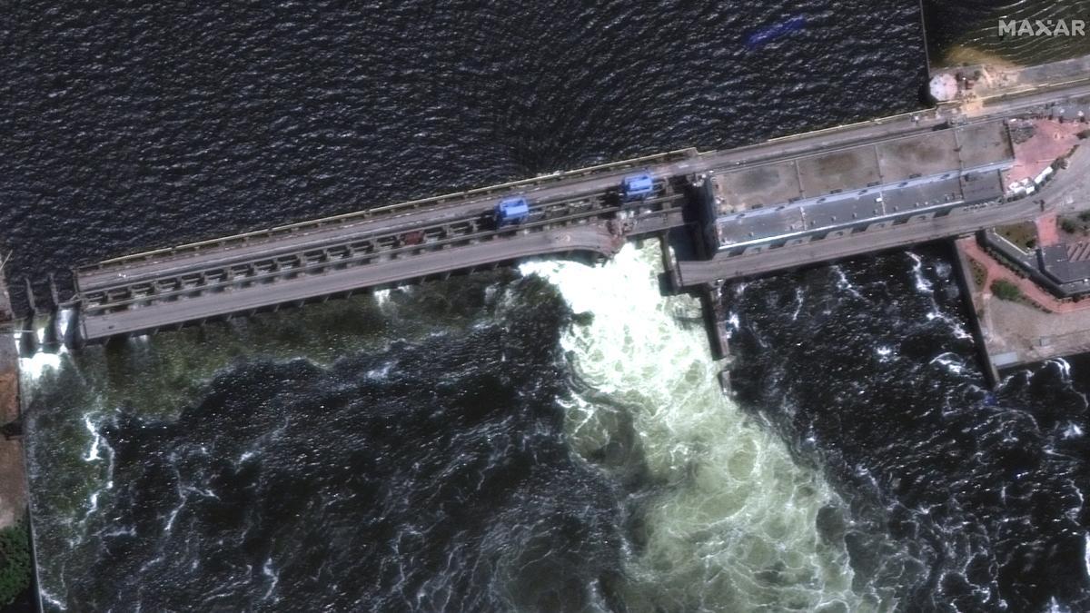 La presa de la central hidroeléctrica de Kajovka, en el río Dniéper, a 60 kilómetros de la ciudad de Jersón, en una foto de satélite.