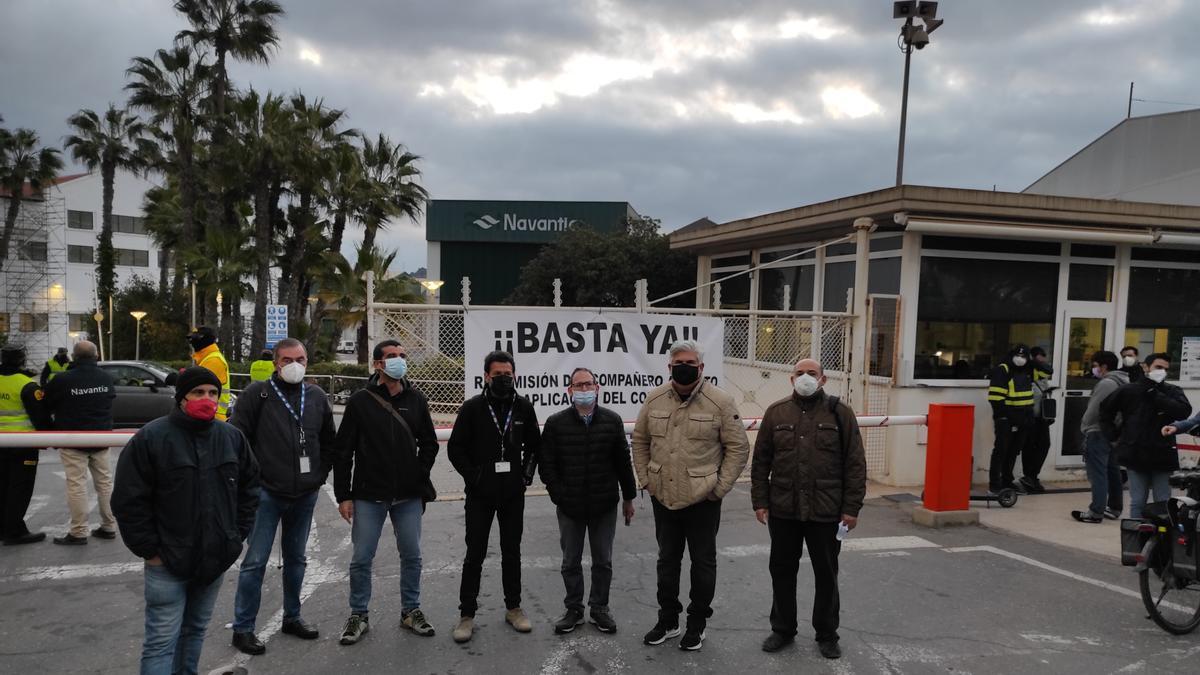 Los empleados, frente a las puertas del astillero en Cartagena.