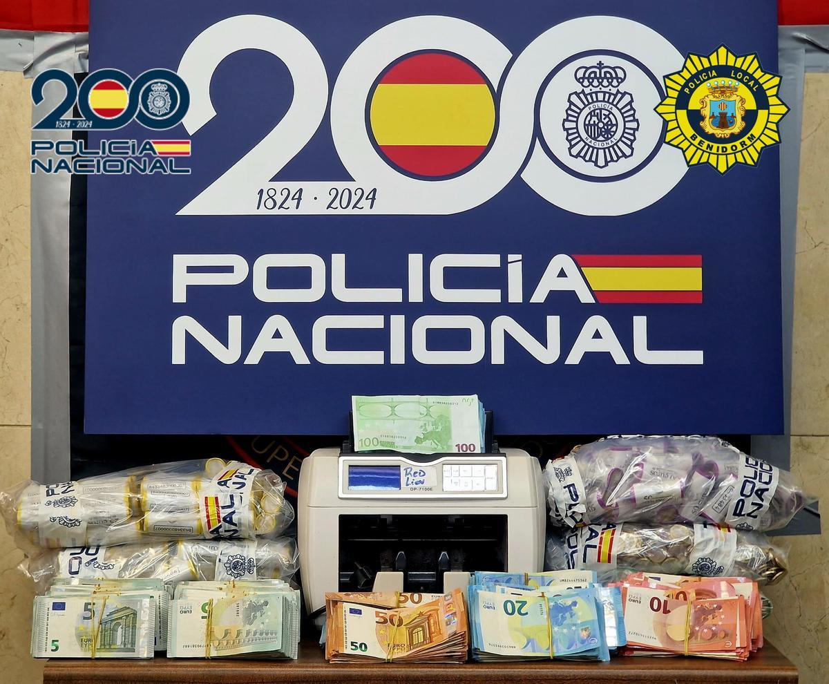Dinero intervenido en la operación.