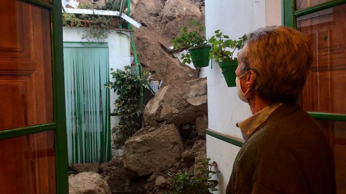 La lluvia derrumba parte de una casa vacía y causa daños a los vecinos