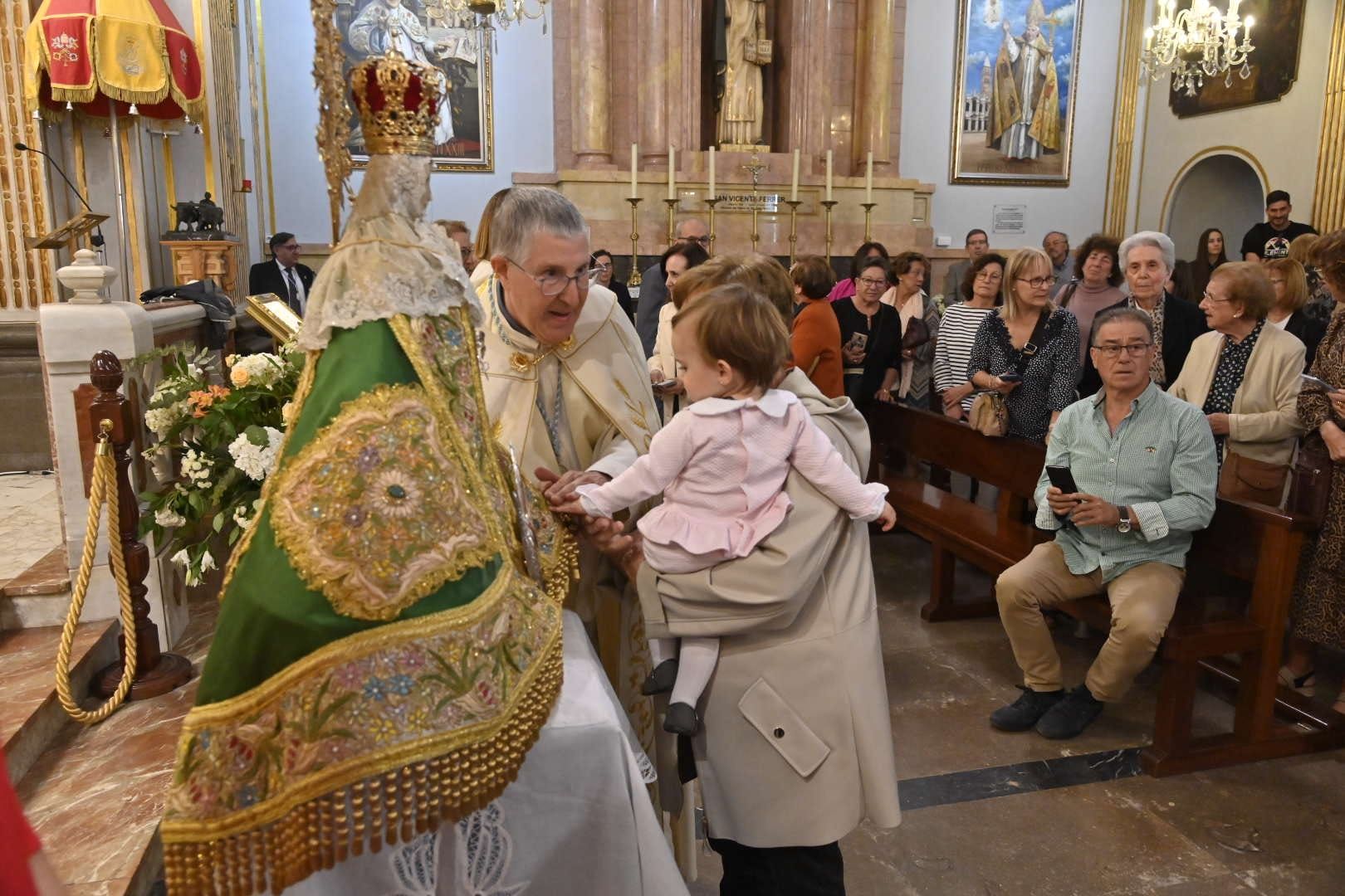 Castelló muestra su devoción por Lledó con el tradicional Paso por el Manto