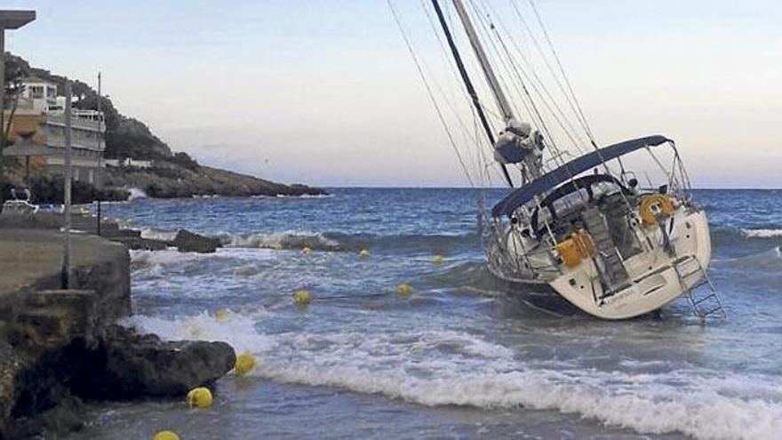 Blick auf die gestrandete Yacht