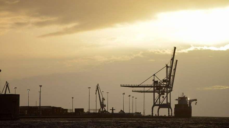 Grúas del Puerto de Marín, con un barco atracado en sus muelles.