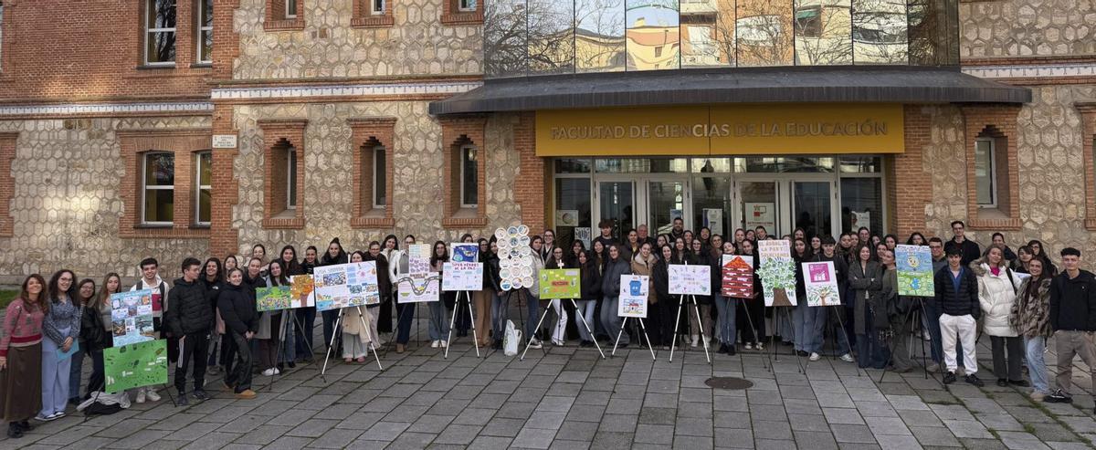 Foto de grupo de los alumnos participantes este año en el proyecto sobre los ODS, a las puertas de la Facultad de Ciencias de la Educación del Campus Viriato de Zamora.