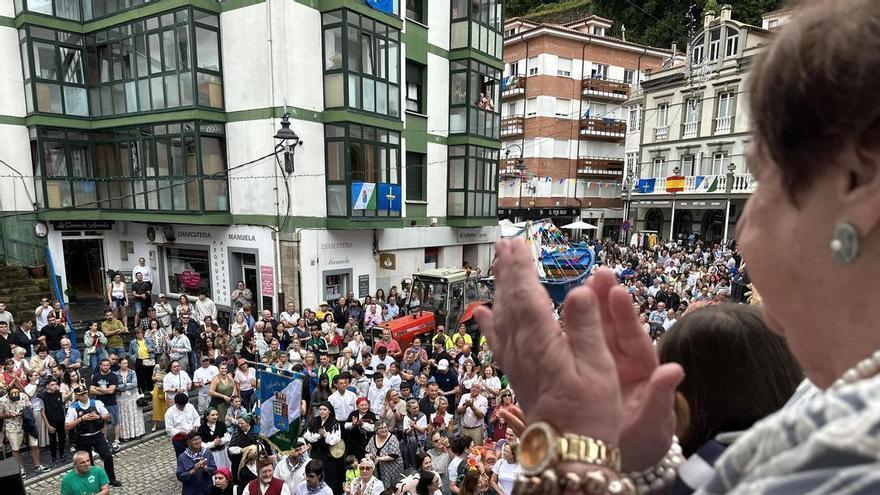 VÍDEO: Cudillero lo da todo por la víspera de San Pedro, que recuerda la fuerza de las fiestas de la villa: "La lluvia no nos para"