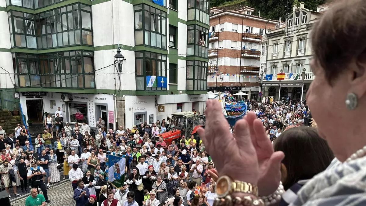VÍDEO: Cudillero lo da todo por la víspera de San Pedro, que recuerda la fuerza de las fiestas de la villa: "La lluvia no nos para"