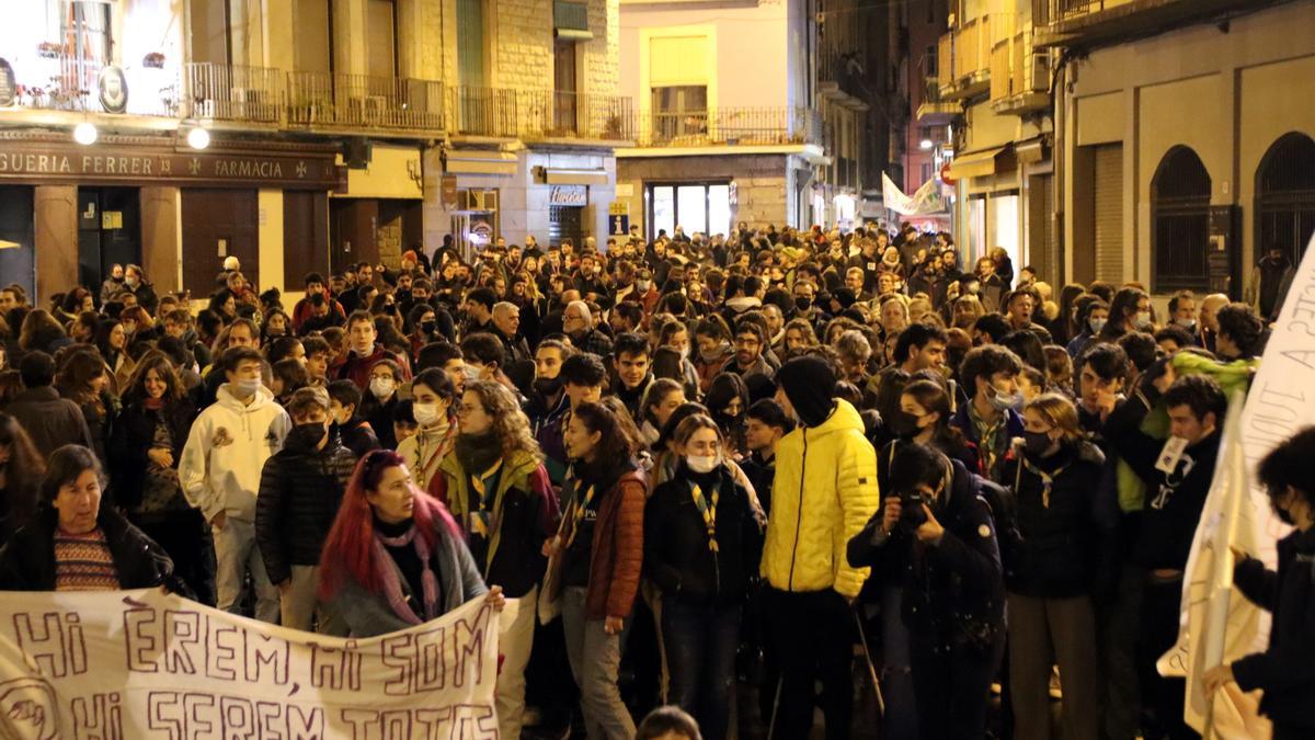 Vista general de l&#039;arribada de centenars de persones de la manifestació feminista a la plaça Major