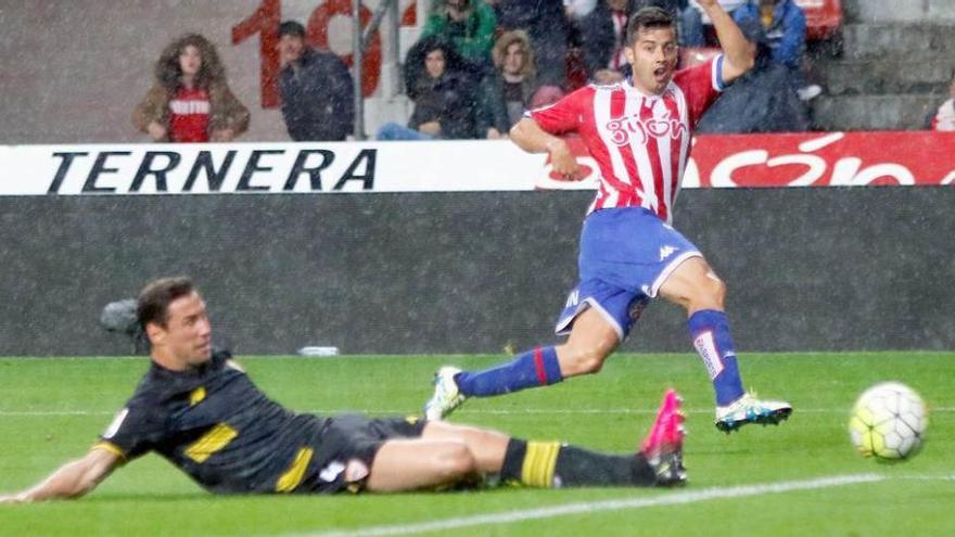 Krychowiak desvía a la red el centro de Jony en el primer gol del Sporting.