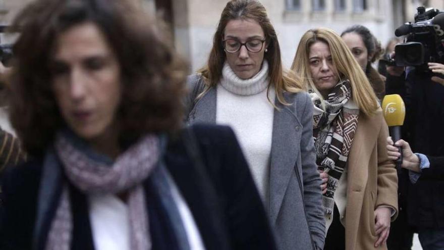 Las tres magistradas, Eleonor Moyà, Rocío Martín y Samantha Romero, tras dar a conocer el auto. // M.M.