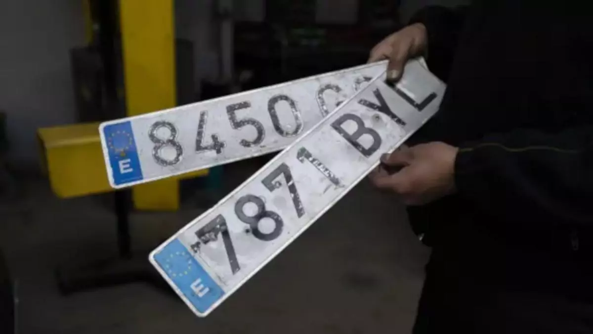 Esto es lo que deberías hacer si se te rompe la matrícula del coche