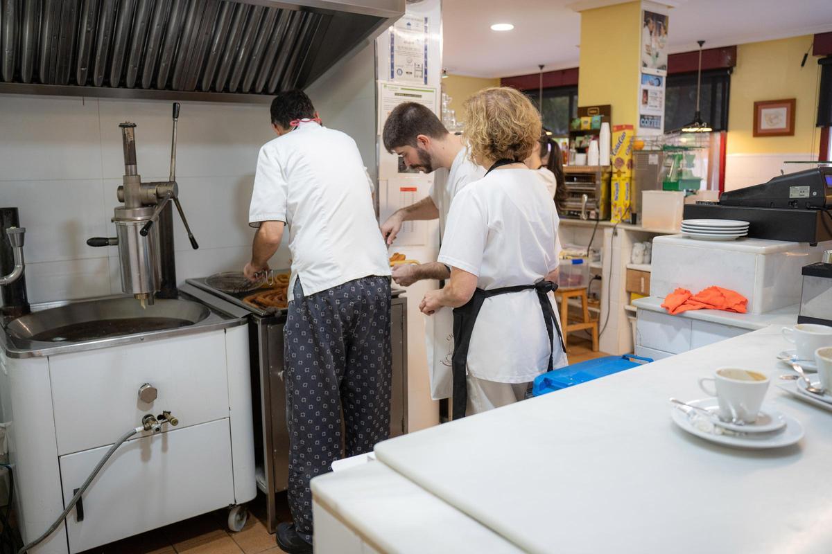 Antonio Gutiérrez junto a sus trabajadores haciendo churros.